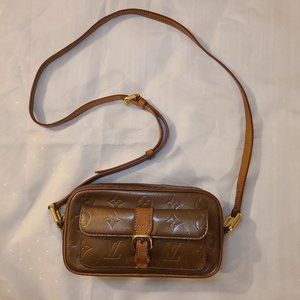 AUTHENTIC VINTAGE "LOUIS VUITTON" CROSSBODY BAG